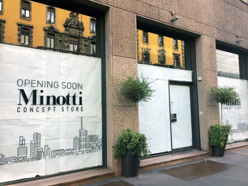 Decorazione vetrina store Milano 2