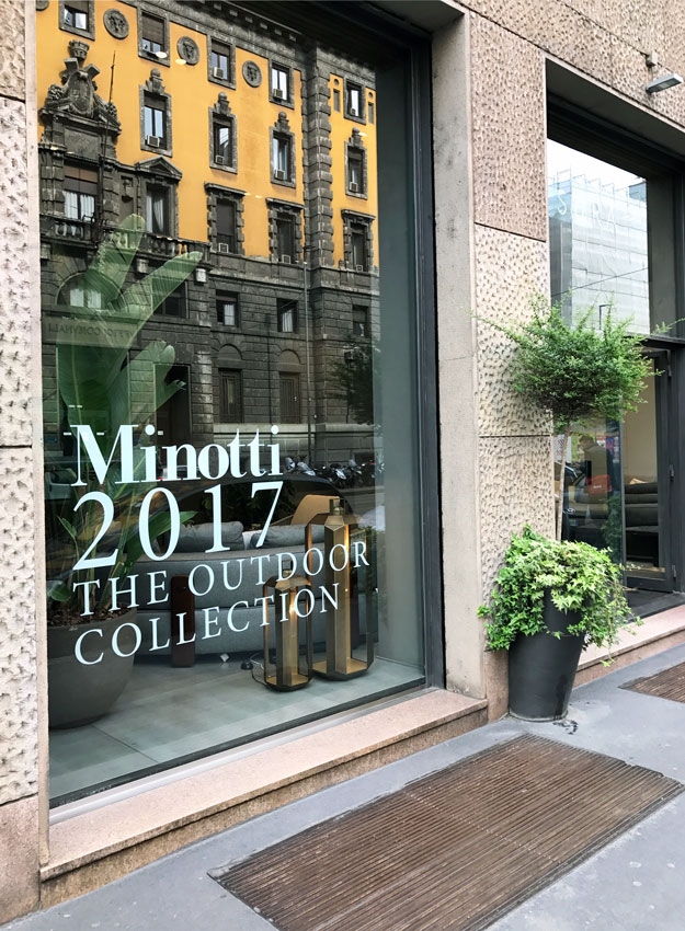 Decorazione vetrina store Milano 4